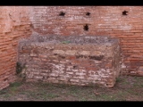 01476 ostia - regio ii - insula vi - casa dell'ercole bambino (ii,vi,3-4) - via della fontana - 1. raum von norden an der ostseite der casa - detail - suedwestecke - 09-2022.jpg